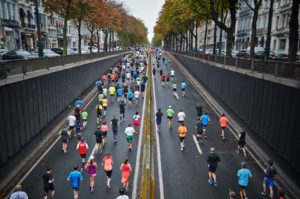 Un marathon est une course à pied de longue distance qui mesure généralement 42,195 kilomètres (26,2 miles) de long. Les marathons sont l'une des épreuves de course à pied les plus populaires et les plus exigeantes.